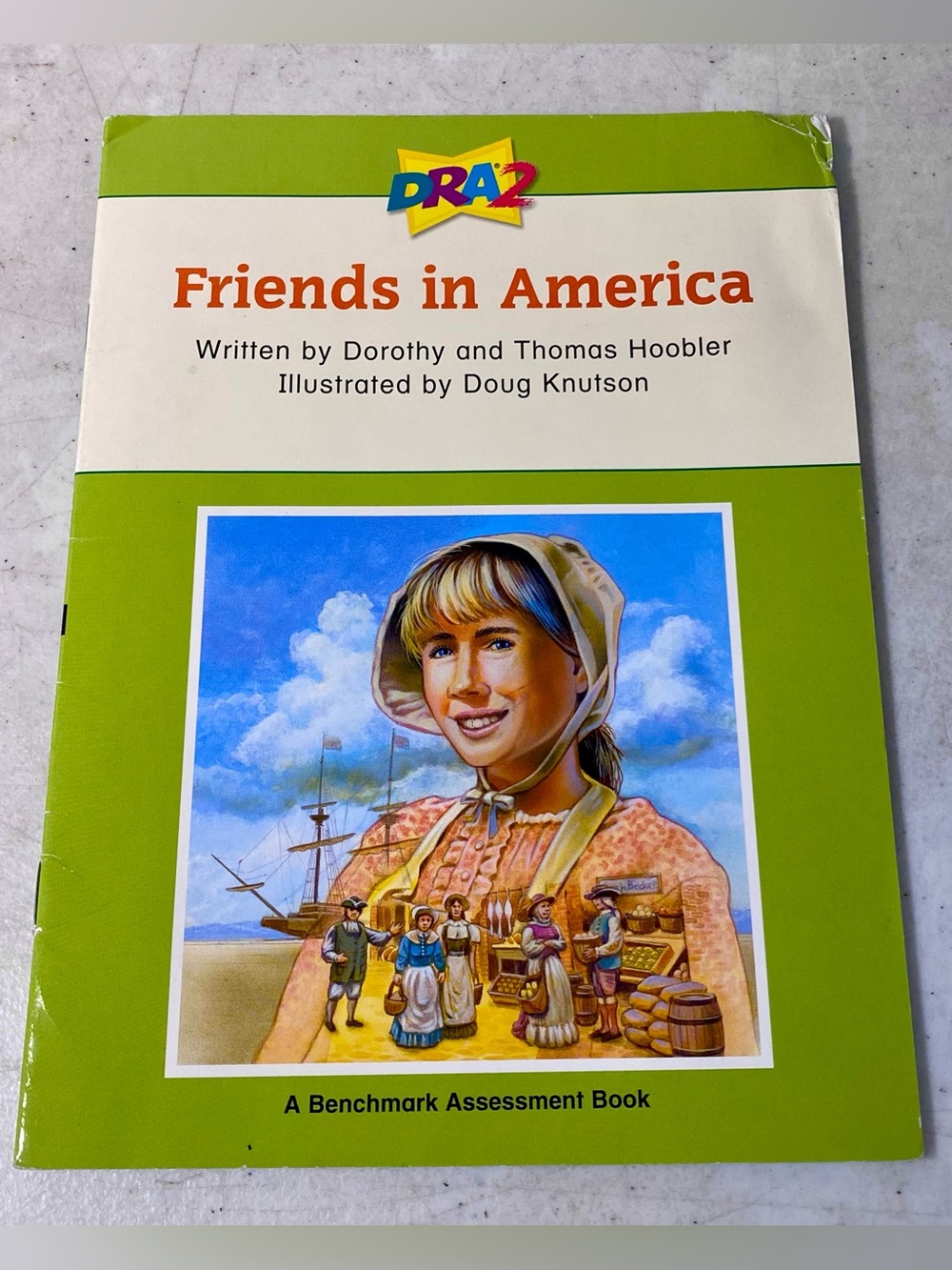 Friends in America (A Benchmark Assessment Book Level 50) - Paperback - Hoobler